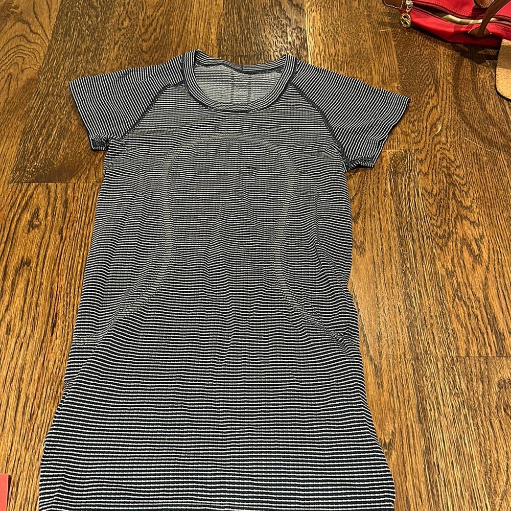 lululemon swiftly tech short sleeve crew navy and white